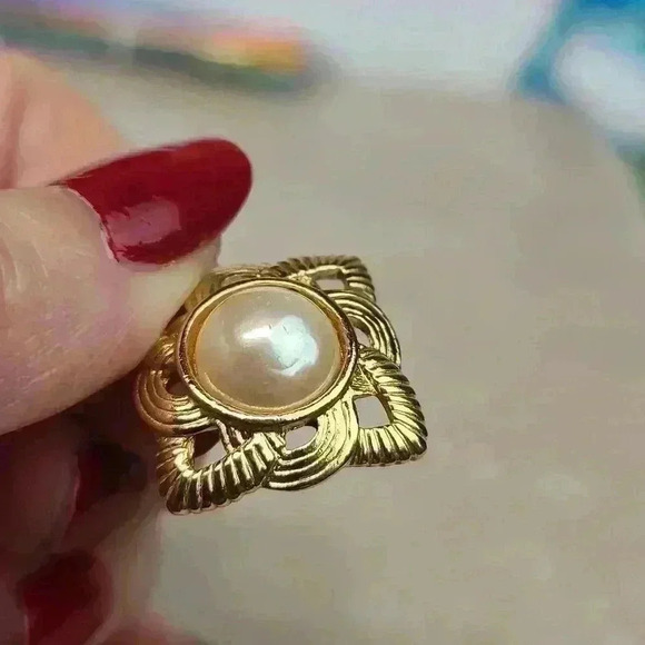 Gold tone fuax pearl earrings vintage style - Picture 14 of 15